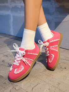 Zapatillas de plataforma de puntera redonda vintage para mujer, zapatillas planas blancas con cordones y ribete de encaje para primavera y otoño de 2025, versátiles y de gran tamaño para volver al colegio