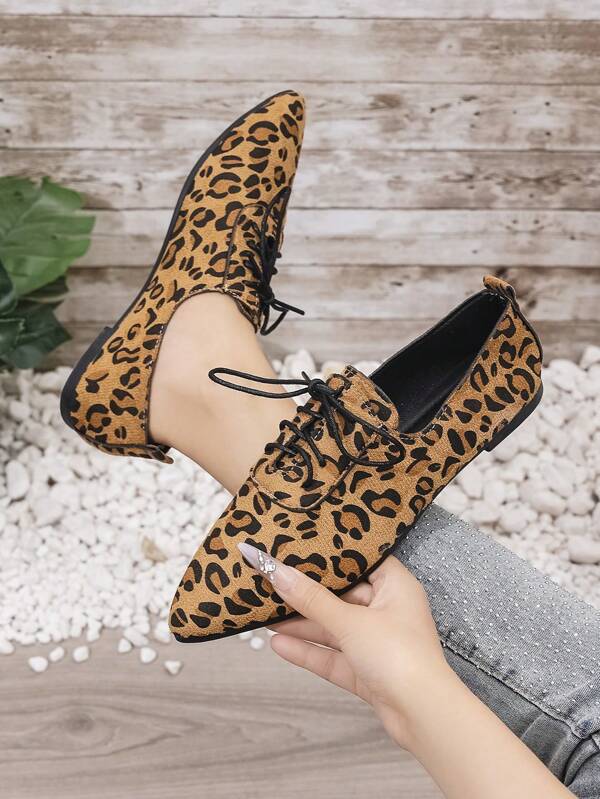 A Pair Of Fashionable And Versatile Pointed Lace Up Flat Shoes For Women In All Seasons, Whether It's A Fashionable Long Dress Or A Simple And Efficient Pants, Can Perfectly Hold And Enhance The Overall Style Of Fashion. Whether It's Daily Travel, Shopping Or Attending Parties