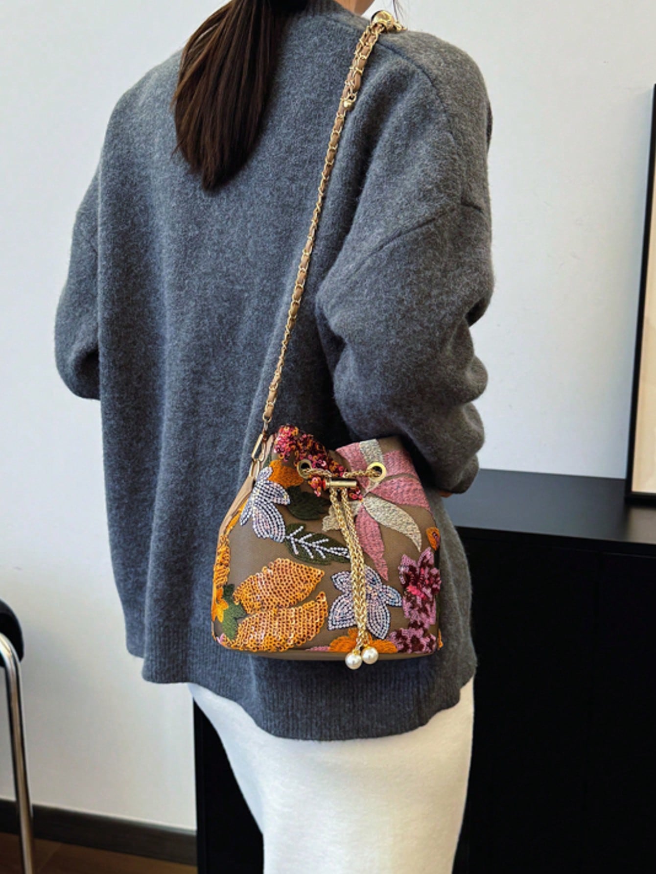 حقيبة سطل كتان مطرزة بزهور وأوراق ملونة من البي في...