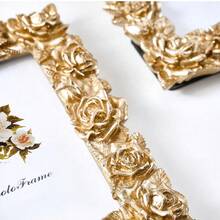 Cornice retrò in resina con fiori dorati e preziosi, con vetro, cornice fotografica retrò, adatta per decorazione di uffici domestici | decorazione centrale del tavolo da pranzo, piante di olivo, matrimoni, soggiorni, librerie, uffici, case moderne, passaggi di ingresso, console