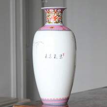 Elegante jarrón de cerámica con una exquisita pintura de flores y pájaros, que representa la refinada elegancia de la estética oriental. Cuando se coloca en un espacio moderno de estilo europeo, inicia un diálogo artístico intercultural. El encanto clásico de la cerámica choca con el minimalismo contemporáneo u opulencia vintage, iluminando el hogar con un atractivo único y convirtiéndose en el punto focal para contar una historia, remodelando el estilo distintivo de la decoración del hogar europeo.