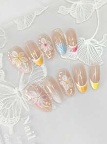 Un set de 10 pointes d'ongles délicates de forme amande de longueur moyenne, avec un style Y2K peint à la main, dégradé de couleurs, manucure française 3D sculptée sur le thème de la fleur de glace de mer et de lignes à pois minimalistes dans des tons nus.