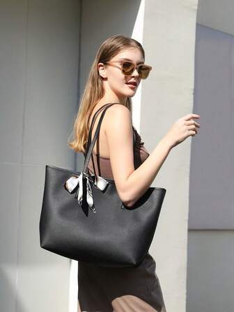 תיק טוטה שחור מעוטר בצעיף אופנתי עם טקסטורת ליצ'י