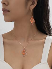 Set de aretes y collar con peces dorados esmaltados de moda y lindos