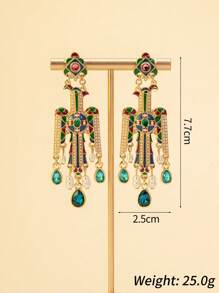 Este par de pendientes, con forma de graciosas aves en vuelo, con gemas de colores y perlas en una interacción armoniosa, evoca la brillante imaginería de la poesía clásica. La exquisita artesanía delinea los vibrantes colores, y cada detalle habla de la elegancia y el misterio de la estética oriental. Usar estos pendientes es como envolver el encanto de una cultura milenaria sobre tus oídos, infundiendo cada gesto tuyo con un halo de atractivo.