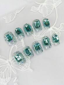 1 ensemble de 10 pièces d'ongles carrés courts et exquis avec de fins paillettes irisées peintes à la main et des pierres précieuses bleu saphir glacé. Cet accessoire d'ongles faux de style minimaliste allonge la longueur des doigts et ajoute une touche de mode à vos ongles.