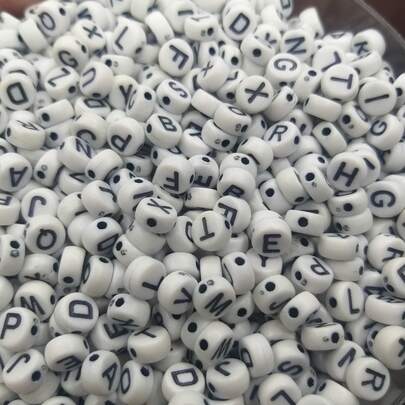 300 Miçangas De Letras Do Alfabeto Ou Símbolos 7x4mm Pulseiras E Colares Bijuteria Varias Cores E Modelos Coração Estrela Signos Paz Cruz Letra