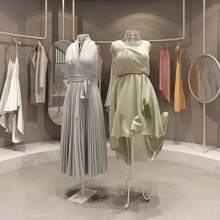 1 Maniquí femenino de metal con trípode, maniquí de exhibición de ropa de metal para producción y de ropa, estantería para exhibición de vestidos, percha de modelo para bodas, percha de vestidos, soporte para ropa de mujer, soporte de medio Body