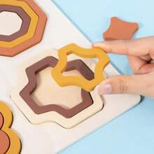 Juego de rompecabezas tridimensional de ensamblaje con tablero y formas de madera para la educación temprana de niños, para interacción entre padres e hijos, y entrenamiento del pensamiento lógico y la coordinación