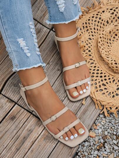 النعال المسطحة للنساء في الصيف من الترشح الأنيق الرمادي، أحذية كاجوال من جلد الغزال الاصطناعي، صندال منخفض مسطح بحزام، صندل فضي بإبزيم معدني