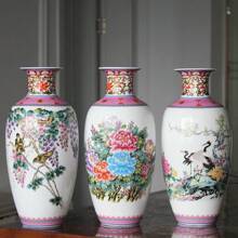Elegante jarrón de cerámica con una exquisita pintura de flores y pájaros, que representa la refinada elegancia de la estética oriental. Cuando se coloca en un espacio moderno de estilo europeo, inicia un diálogo artístico intercultural. El encanto clásico de la cerámica choca con el minimalismo contemporáneo u opulencia vintage, iluminando el hogar con un atractivo único y convirtiéndose en el punto focal para contar una historia, remodelando el estilo distintivo de la decoración del hogar europeo.