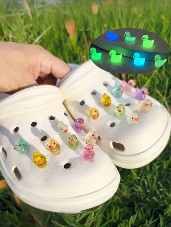 16 Loch Schuh Enten Accessoires, abnehmbarer leuchtender Entlein Schuhschnalle, ABS simulierte leuchtende dreidimensionale Entlein Accessoires, DIY dekorative Schnalle. Geeignet als Weihnachtsgeschenke, Abschlussgeschenke