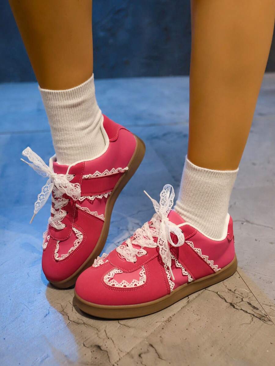Zapatillas de plataforma de puntera redonda vintage para mujer, zapatillas planas blancas con cordones y ribete de encaje para primavera y otoño de 2025, versátiles y de gran tamaño para volver al colegio