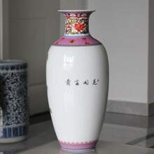 Elegante jarrón de cerámica con una exquisita pintura de flores y pájaros, que representa la refinada elegancia de la estética oriental. Cuando se coloca en un espacio moderno de estilo europeo, inicia un diálogo artístico intercultural. El encanto clásico de la cerámica choca con el minimalismo contemporáneo u opulencia vintage, iluminando el hogar con un atractivo único y convirtiéndose en el punto focal para contar una historia, remodelando el estilo distintivo de la decoración del hogar europeo.