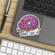 3-Zoll "Donut Geben Sie nicht auf" Aufkleber, perfekt um Motivation zu Ihren Sachen hinzuzufügen! Ideal zum Personalisieren von Notizbüchern, Kalendern und Küchendekoration. Großartig für Lebensmittelliebhaber, Studenten und alle, die verspielte Designs mögen. Kategorien: Lebensmittel-Aufkleber, motivierende Zitate, süße Kunst, humorvolle Designs.