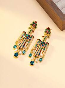 Este par de pendientes, con forma de graciosas aves en vuelo, con gemas de colores y perlas en una interacción armoniosa, evoca la brillante imaginería de la poesía clásica. La exquisita artesanía delinea los vibrantes colores, y cada detalle habla de la elegancia y el misterio de la estética oriental. Usar estos pendientes es como envolver el encanto de una cultura milenaria sobre tus oídos, infundiendo cada gesto tuyo con un halo de atractivo.