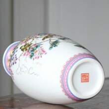 Elegante jarrón de cerámica con una exquisita pintura de flores y pájaros, que representa la refinada elegancia de la estética oriental. Cuando se coloca en un espacio moderno de estilo europeo, inicia un diálogo artístico intercultural. El encanto clásico de la cerámica choca con el minimalismo contemporáneo u opulencia vintage, iluminando el hogar con un atractivo único y convirtiéndose en el punto focal para contar una historia, remodelando el estilo distintivo de la decoración del hogar europeo.