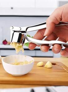 1 Stück Edelstahl Knoblauchpresse, manuelle Knoblauchpresse, rostbeständig und sichere Knoblauchreibe, einfach zu benutzender Knoblauch- und Ingwer-Zerkleinerer, Knoblauchwürfel, leicht zu drücken und zu reinigen, Obst- und Gemüsegerät, Küchenutensilie, Küchenhelfer, unverzichtbarer Haushaltsbedarf, kreatives Küchengerät, geeignet für Hotel, Restaurant, Küche, Gewürzwerkzeug, Küchenzubehör, für die tägliche Zubereitung