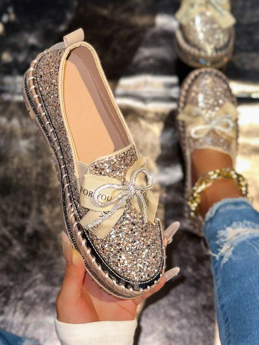 [Zapatillas de Cristal Brillante] Zapatillas slip-on de cristal brillante color beige para mujer - Tipo baja, punta redonda, parte superior de lona con decoración de lazo | Zapatos cómodos para todo el año, zapatos casuales, zapatillas brillantes, zapatos casuales de moda - Dorado - Ver 1