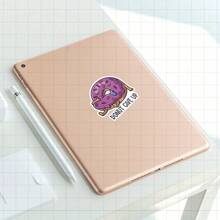 3-Zoll "Donut Geben Sie nicht auf" Aufkleber, perfekt um Motivation zu Ihren Sachen hinzuzufügen! Ideal zum Personalisieren von Notizbüchern, Kalendern und Küchendekoration. Großartig für Lebensmittelliebhaber, Studenten und alle, die verspielte Designs mögen. Kategorien: Lebensmittel-Aufkleber, motivierende Zitate, süße Kunst, humorvolle Designs.