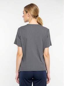 Filipina médica para mujer con diseño fino de rayas, tela fresca y elástica. Top de uniforme Médico moderno con cuello en V y tres bolsas funcionales, diseño ergonómico para enfermeras, doctoras, dentistas o personal de limpieza. Bata ligera transpirable y cómoda. Camisa de enfermería antifluidos. - Negro - Ver 2