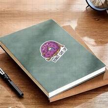 3-Zoll "Donut Geben Sie nicht auf" Aufkleber, perfekt um Motivation zu Ihren Sachen hinzuzufügen! Ideal zum Personalisieren von Notizbüchern, Kalendern und Küchendekoration. Großartig für Lebensmittelliebhaber, Studenten und alle, die verspielte Designs mögen. Kategorien: Lebensmittel-Aufkleber, motivierende Zitate, süße Kunst, humorvolle Designs.