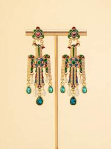 Este par de pendientes, con forma de graciosas aves en vuelo, con gemas de colores y perlas en una interacción armoniosa, evoca la brillante imaginería de la poesía clásica. La exquisita artesanía delinea los vibrantes colores, y cada detalle habla de la elegancia y el misterio de la estética oriental. Usar estos pendientes es como envolver el encanto de una cultura milenaria sobre tus oídos, infundiendo cada gesto tuyo con un halo de atractivo.