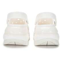 Crocs Zuecos perforados unisex, sandalias slip-on ligeras, cómodas chanclas casuales para interior/exterior, estilo n.º 207988-100 - Blanco - Ver 3