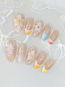 Un set de 10 pointes d'ongles délicates de forme amande de longueur moyenne, avec un style Y2K peint à la main, dégradé de couleurs, manucure française 3D sculptée sur le thème de la fleur de glace de mer et de lignes à pois minimalistes dans des tons nus.