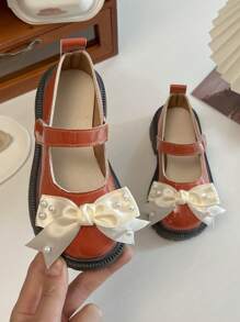 1 Pair Of 2025 New 3-12 Years Old Girls Reddish- Shoes Flat Shoes | Faux Pearl White Bow Shiny Lacquer Leather Thick Soft Sole Classic Hook And Loop Design