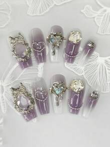 Cet ensemble d'art pour les ongles se compose de 10 faux ongles longs de forme cercueil, faits à la main. Arborant une nuance violette dégradée dans un style pur et séduisant, ces ongles sont ornés de cristaux en forme de gouttes d'eau translucides comme de la glace