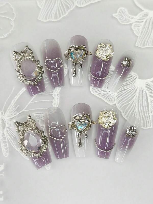 Cet ensemble d'art pour les ongles se compose de 10 faux ongles longs de forme cercueil, faits à la main. Arborant une nuance violette dégradée dans un style pur et séduisant, ces ongles sont ornés de cristaux en forme de gouttes d'eau translucides comme de la glace