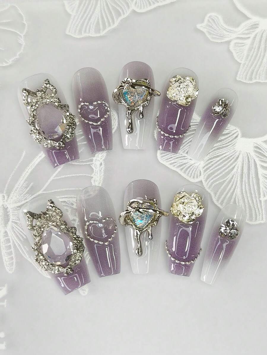 Cet ensemble d'art pour les ongles se compose de 10 faux ongles longs de forme cercueil, faits à la main. Arborant une nuance violette dégradée dans un style pur et séduisant, ces ongles sont ornés de cristaux en forme de gouttes d'eau translucides comme de la glace