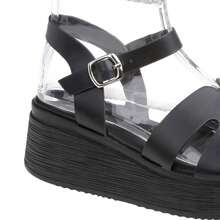 Sandálias femininas pretas de sola grossa, com peito do pé largo e vazado e tira no tornozelo - Estilo urbano casual de verão. - Preto - Ver 2