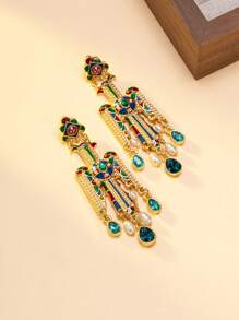 Este par de pendientes, con forma de graciosas aves en vuelo, con gemas de colores y perlas en una interacción armoniosa, evoca la brillante imaginería de la poesía clásica. La exquisita artesanía delinea los vibrantes colores, y cada detalle habla de la elegancia y el misterio de la estética oriental. Usar estos pendientes es como envolver el encanto de una cultura milenaria sobre tus oídos, infundiendo cada gesto tuyo con un halo de atractivo.