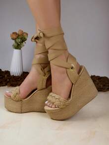 Zapatilla de moda para mujer tipo alpargata o cuña con plataforma ancha tejida, cómoda y con gran soporte, con elegante ajuste en el tobillo y amarre de cintas de lona, ideales para uso diario para salidas casuales, para uso en interiores y exteriores, para salidas a la playa, salidas de campo, salidas en calor, ofreciendo un toque de estilo, confort  y glamour que resaltan la sofisticación en el calzado femenino. - Marrón - Ver 2