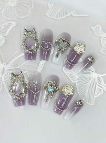 Cet ensemble d'art pour les ongles se compose de 10 faux ongles longs de forme cercueil, faits à la main. Arborant une nuance violette dégradée dans un style pur et séduisant, ces ongles sont ornés de cristaux en forme de gouttes d'eau translucides comme de la glace