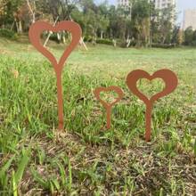 A Set Of 3 Classic Metal Heart-Shaped Garden Stakes, Weathered Rural Style, Christmas Outdoor Decoration, Nature And Outdoor Themes, Floor Mounted Courtyard Decorations, No Electricity Or Batteries Required
