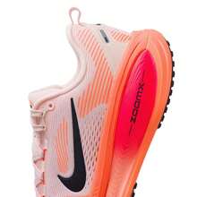 Nike Zapatillas de correr VOMERO 18, zapatillas deportivas con amortiguación Bounce para mujer, zapatillas de entrenamiento para pista y campo, zapatillas de running para carretera, HM6804-600 - Gris atmosférico/negro/carmesí brillante/rojo alegre/naranja transparente - Ver 7