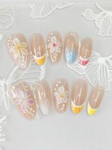 Un set de 10 pointes d'ongles délicates de forme amande de longueur moyenne, avec un style Y2K peint à la main, dégradé de couleurs, manucure française 3D sculptée sur le thème de la fleur de glace de mer et de lignes à pois minimalistes dans des tons nus.