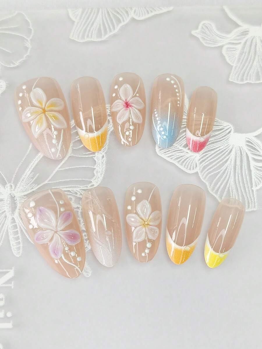 Un set de 10 pointes d'ongles délicates de forme amande de longueur moyenne, avec un style Y2K peint à la main, dégradé de couleurs, manucure française 3D sculptée sur le thème de la fleur de glace de mer et de lignes à pois minimalistes dans des tons nus.
