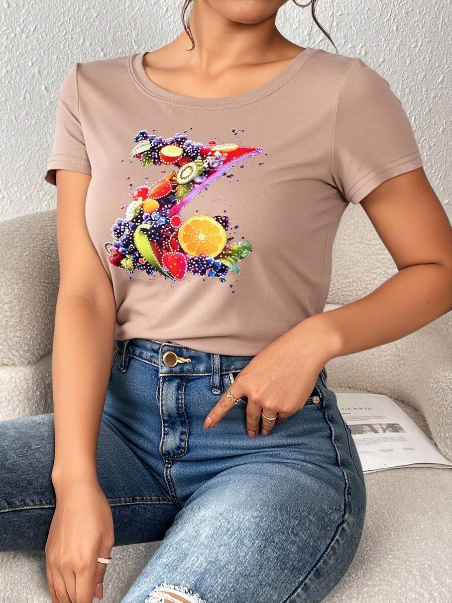 Camiseta blanca informal para mujer con un diseño gráfico en el centro que forma la letra "Z". Una mezcla de frutas brillantes y coloridas como kiwi, naranja, fresa, uva, arándano, cereza y rodajas de cítricos crea un efecto visual fresco, artístico y llamativo. Perfecta para quienes buscan destacar con un estilo divertido y personal. Confeccionada en tejido de algodón suave y transpirable, garantiza comodidad durante todo el día. Corte clásico con cuello redondo y manga corta. Ideal para todo tipo de siluetas. Prenda versátil que combina a la perfección con vaqueros de cintura alta, shorts, faldas o pantalones deportivos, creando un look juvenil, casual y creativo. Perfecta para el día a día, para caminar, salidas informales o actividades al aire libre. Una opción fresca y moderna para quienes buscan añadir un toque frutal original a su armario. Su aire alegre y colorido transmite energía positiva. Un diseño ideal para primavera y verano. - Caqui - Ver 1