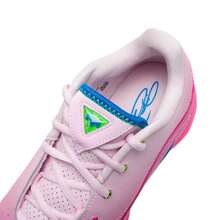 Nike Zapatillas de baloncesto LEBRON XXII SN GS con amortiguación, transpirables y para entrenamiento en campo para jóvenes HV8617-600 - Polvo de espuma/azul claro/polvo subvioleta/polvo transparente - Ver 6