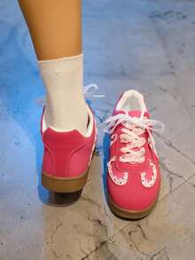 Zapatillas de plataforma de puntera redonda vintage para mujer, zapatillas planas blancas con cordones y ribete de encaje para primavera y otoño de 2025, versátiles y de gran tamaño para volver al colegio