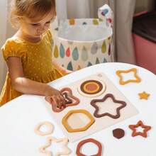 Juego de rompecabezas tridimensional de ensamblaje con tablero y formas de madera para la educación temprana de niños, para interacción entre padres e hijos, y entrenamiento del pensamiento lógico y la coordinación