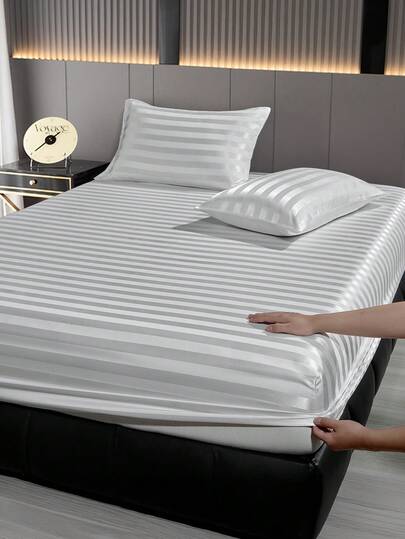 1件装奢华白色缎面床笠，床单，床垫套，纯色亲肤，轻盈丝滑，舒适适用于卧室，床笠设计，适用于单人床/双人床/大号床/特大号床，可机洗，是节日礼物、返校季礼物、秋季装饰和房间装饰的理想之选。