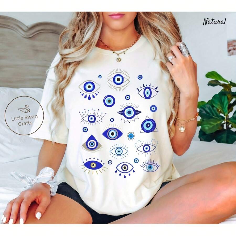 Camiseta con ojo malvado, ropa griega, turca, de Grecia, estilo boho místico. Camiseta de algodón 100% de 220g, peso pesado. Ideal para trayectos diarios, trabajo al aire libre, sesiones de gimnasio o fines de semana relajados. Ofrece un ajuste estructurado y una sensación suave. Ya sea que se use por capas en otoño o solo en verano, es tu opción predilecta para la comodidad y la fiabilidad durante todo el año. - Blanco - Ver 1