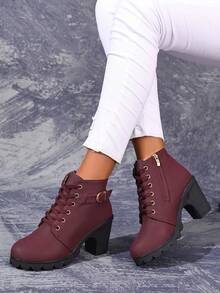女款铜扣6孔短靴，宽绑带设计，时尚高跟厚底系带踝靴，圆头款式，适合春夏秋冬。（尺码偏小，建议订购大一码）材质比较硬挺不易变形，前脚掌较宽者建议订购大两码。