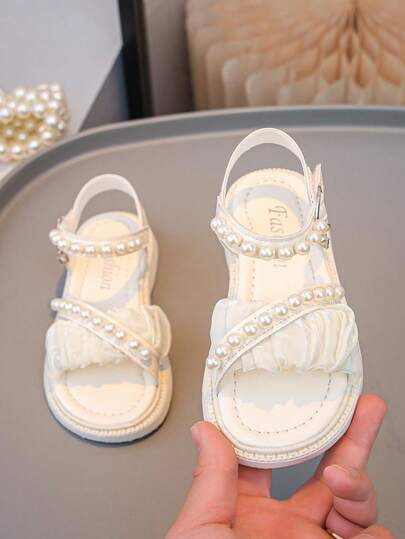 女孩可爱花朵和珍珠装饰户外平底露趾凉鞋，柔软舒适