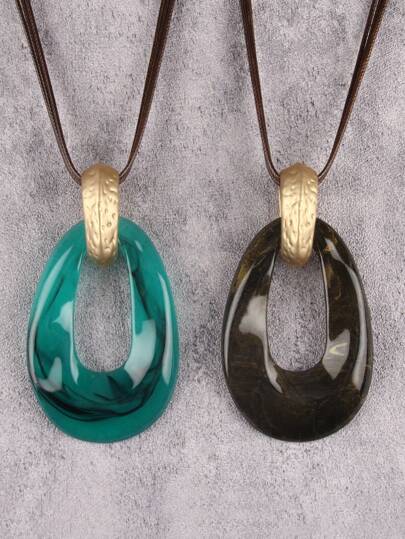 1pc Exaggerated Vintage Hollow Oval Green Resin Pendant Necklace With Golden Alloy Ring, Luxury Style Fashion Personalized Necklace, Gift For Friends And Family, Suitable For Party, Beach, Travel